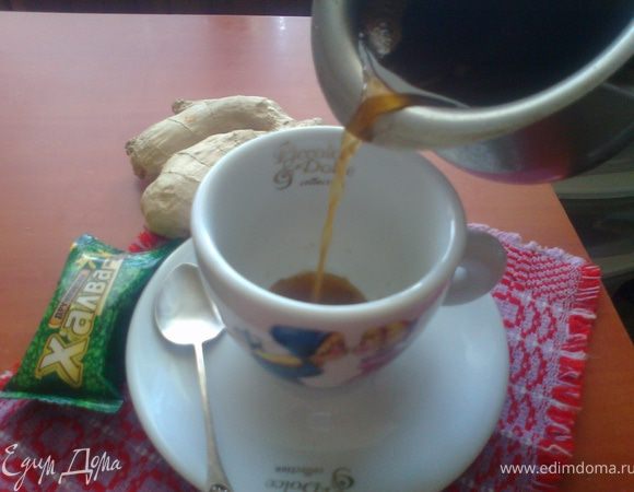 Перемешиваем,даём гуще успокоиться(имбирь НЕ всплывёт)и подливаем себе любимой в чашку.Для меня этот процесс действует как медитация.Или наливаем в кружку и идём к монитору!