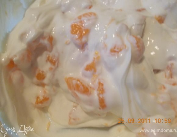 разводим желатин в половине стакана сиропа от мандаринов ( действуем строго по инструкции на упаковке желатина). Перемешиваем творог, мандарины, сахарную пудру, добавляем желатин, снова перемешиваем