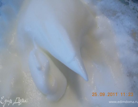 взбиваем белки до устойчивых пиков и  добавляем их к творожной массе, аккуратно перемешиваем