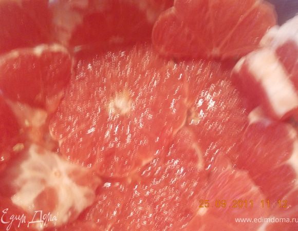 Чистим грейпфрут, режем колечками. Круглую миску (салатницу) выстилаем  изнутри пищевой плёнкой, а потом раскладываем грейпфрут