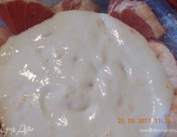 выкладываем внутрь творожную смесь и убираем в холодильник на 3-4 часа