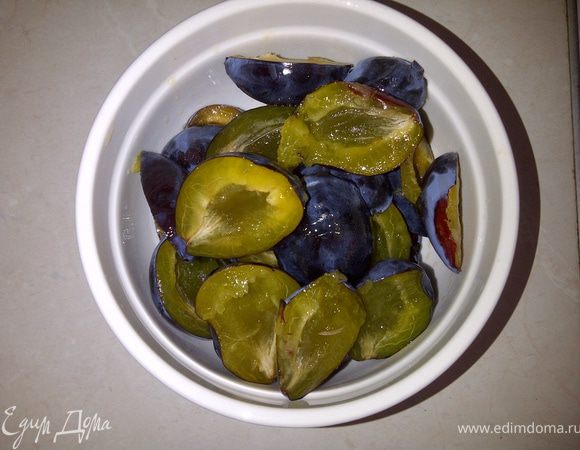 Сливы помыть, разрезать пополам, вынуть косточки.