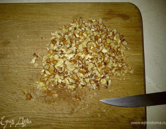 Орехи порезать не очень мелко.