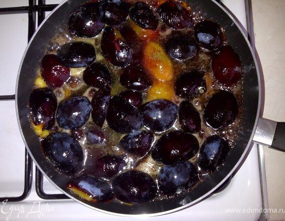 В сковороде растопить масло, выложить сливы срезом вниз, протушить на сильном огне минуты 4-5.