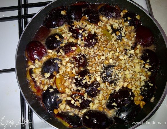 Тушить пока жидкость в сковороде не станет вязкой.