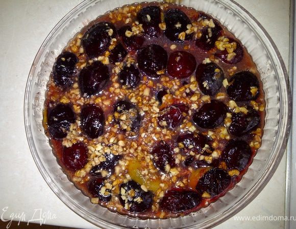 Если у вас есть сковорода со съемной ручкой, в которой можно запечь пирог в духовке, то используйте ее. У меня подходящей не оказалось, поэтому я переложила сливы в форму (также срезом вниз).