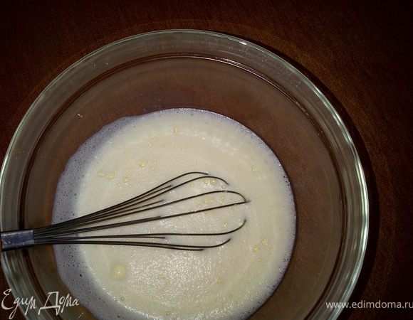 Слегка взбить яйца с молоком. Добавить просеянную муку, растопленное масло, мед, погашенную уксусом соду, ванилин. Все смешать.
