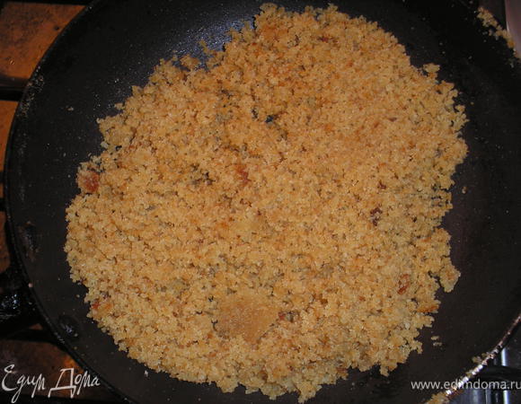 Готовим масляные панировочные крошки :
растопить нп сковороде сливочное масло, добавить панировочные сухари и поджарить до золотистого-коричневого цвета.