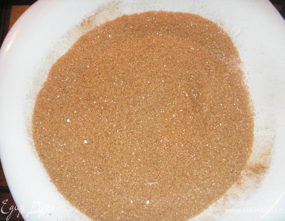 Готовим коричневый сахар: сахарный песок смешиваем с корицей.