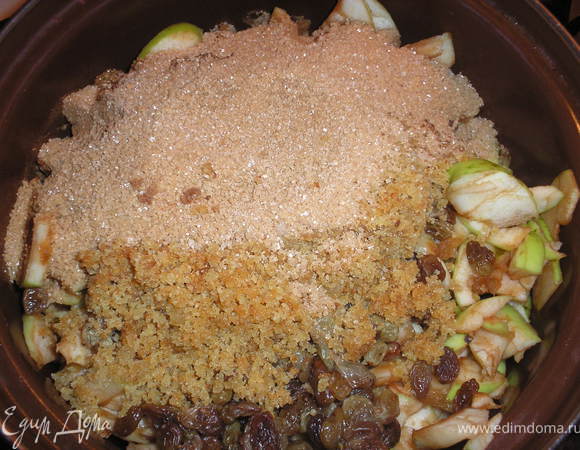 Начинка: яблоки чистим от серцевины, нарезаем ломтиками, сбрыгзиваем лимонным соком, добавляем предварительно замоченый и промытый изюм, масляные крошки и коричневый сахар,немного рома, все хорошо перемешиваем.