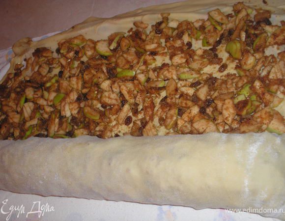 Выкладываем начинку,отрезаем толстые куски теста, с помощью полотенца осторожно скатываем штрудель. 