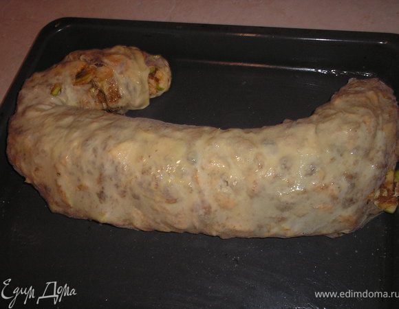 Перекатываем в протвинь, и выпекаем при температуре 190 градусов приблизительно 40-45 мин. до золотистого цвета. Штрудель выходит довольно большим. Сразу после выпечки смазываем штрудель  сливочным маслом.