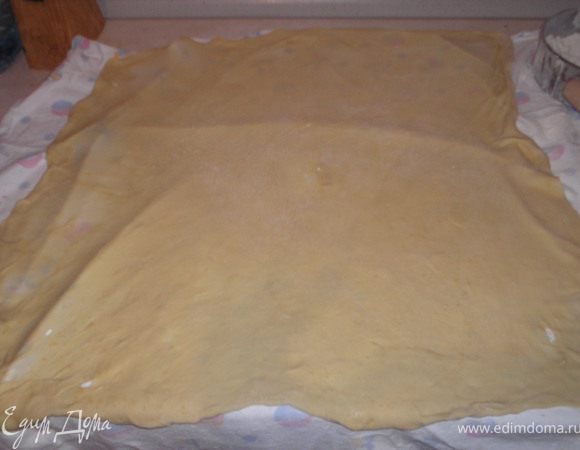 Тесто должно быть очень тонким, просвечиватся.