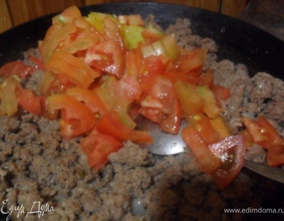 Помидор измельчить, лук мелко порезать, добавить овощи к фаршу, влить вино, посолить, поперчить, тушить все вместе 5 минут.