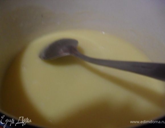 Для соуса масло растопить, всыпать в него муку, хорошо перемешивая , чтобы не образовалось комочков.Влить тёплое молоко и снять соус о огня.Добавить натёртый сыр и грецкий орех , ввести яйца и хорошо перемешать.