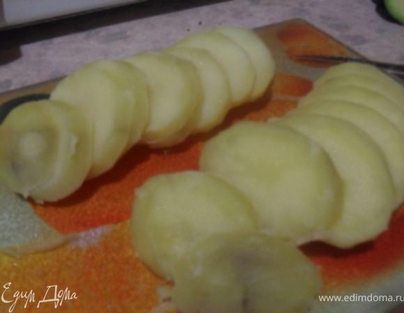 Картофель порезать кружочком.
