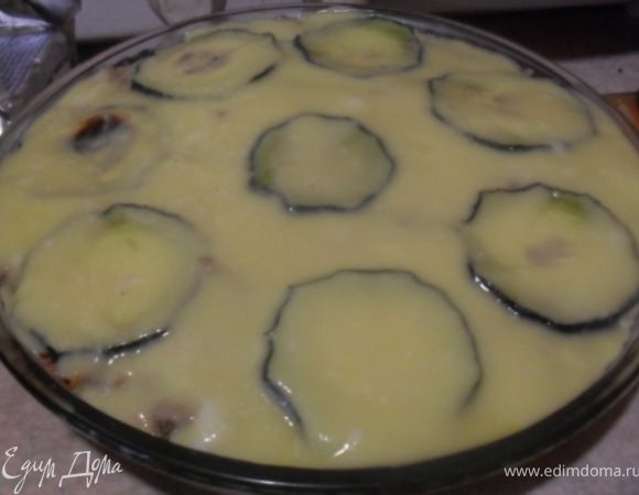 На дно формы уложить половину кабачков, затем слой картофеля, потом фарш,оставшиеся кабачки. Залить сверху все соусом, поставить в разогретую до 180*С духовку и запечь 40 минут.