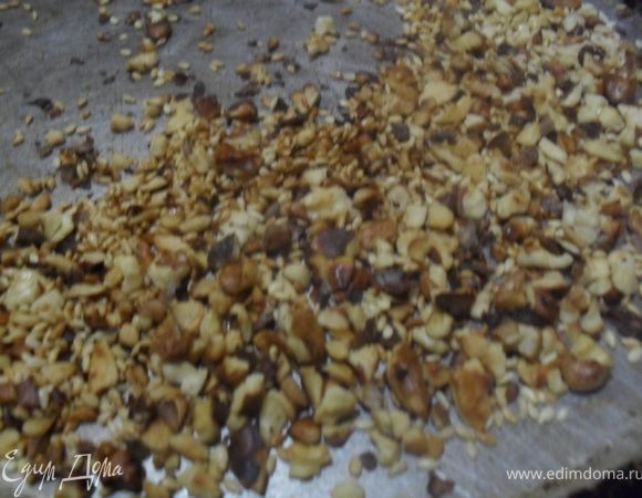 Орех измельчить, обжарить на сухой сковороде.