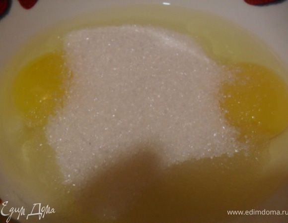 Яйца взбить с сахаром, добавить соду.