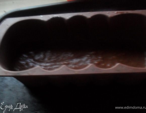 Вылить тесто в прямоугольную форму,смазанную маслом.Поставить в разогретую до 180*С, выпекать 10-15 минут.