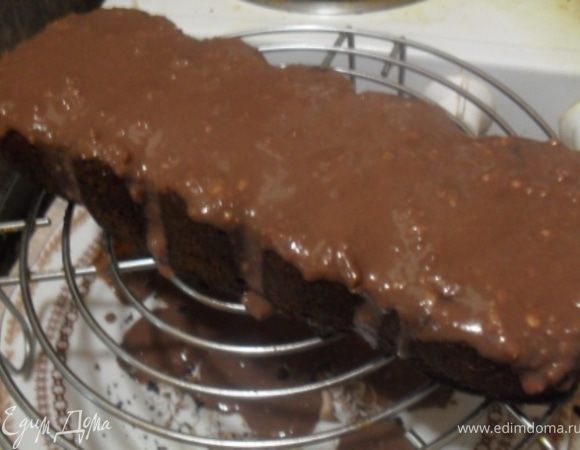 Готовый пласт теста остудить, полить растопленным шоколадом.