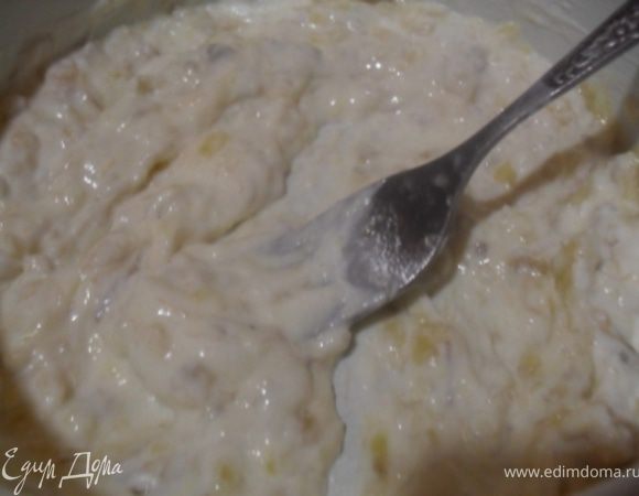 Банан измельчить в пюре, добавить к нему сметану, перемешать.