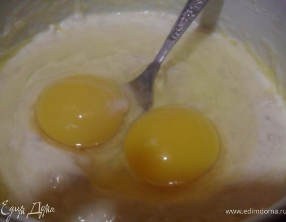 В банановую массу добавить яйца, сахар, маргарин.Взбить до однородной массы.