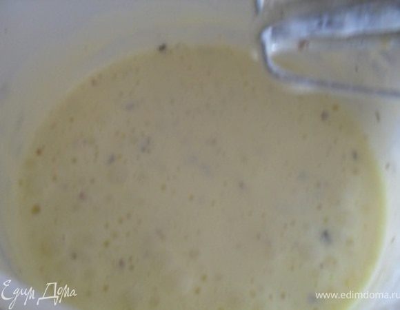 Яйца растереть с сахаром, добавить изюм и грецкие орехи, перемешать.