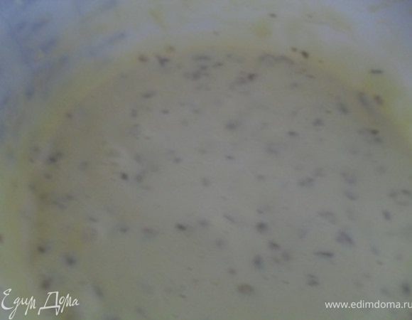 Муку просеять, соединить с яично-ореховой массой, всыпать соду, перемешать.