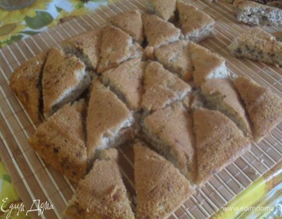 Готовый пласт теста остудить, разрезать на ромбики или треугольнички и подавать к столу.