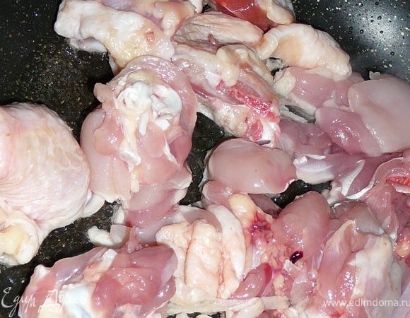 Курицу обмыть,высушить.Нарезать небольшими кусочками 4*4.На сковороду налить немного растительного масла и выложить курицу.Не солить. 