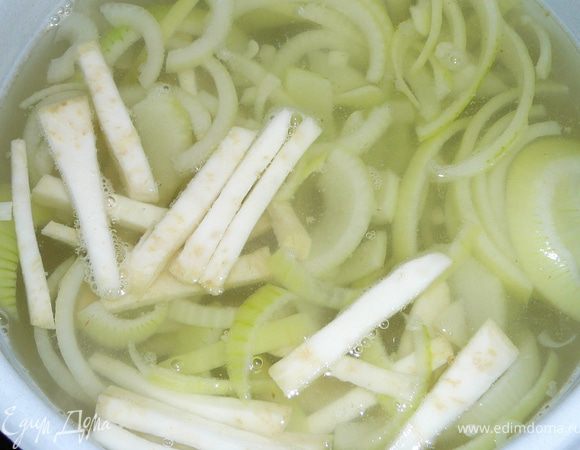 Сельдерей можно брать любой и корневой,и стебли.Сельдерей очистить,нарезать тонкими брусочками(если корневой)или же нарезать стебли.Добавить в кипящую воду лук и сельдерей.