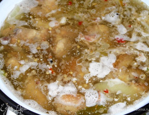 Теперь в кипящий на медленном огне маринад добавляем уже готовую курочку и сок образовавшийся после жарки курицы.Даем закипеть,снимаем пену если такова есть.