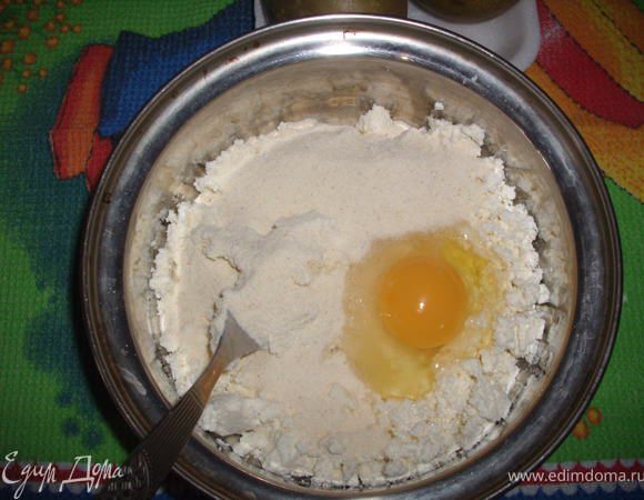 Добавить сахар, соль,манку, яйцо и все перемешать