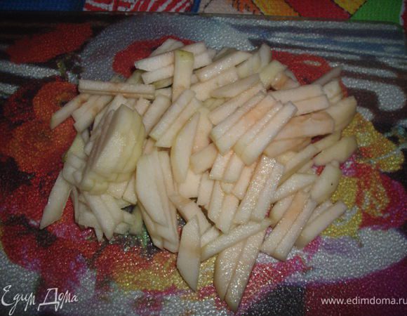 Грушу нарезать кубиками или соломкой