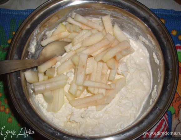 Добавить грушу к получившемуся тесту и перемешать