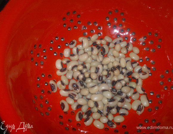 Отвариваем фасоль ( 40 минут после закипания ) солим после приготовления.