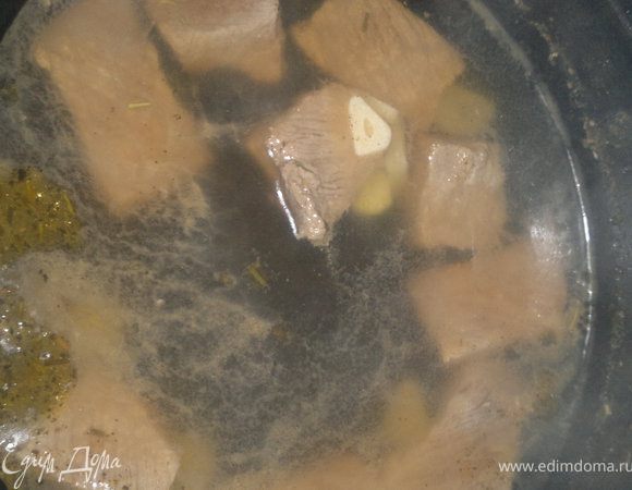 Обжариваем мясо на большом огне 2 минуты потом добовляем воды и специи и тушим 25 минут .