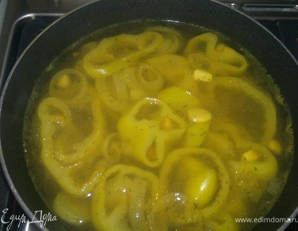 Овощи нарезаем кольцами и обжариваем на большом огне ( чем больше огонь тем меньше обжариваем примерно 2 минуты ) затем добавляем воду , убавляем огонь , добавляем специи и накрываем крышкой на 8 минут.