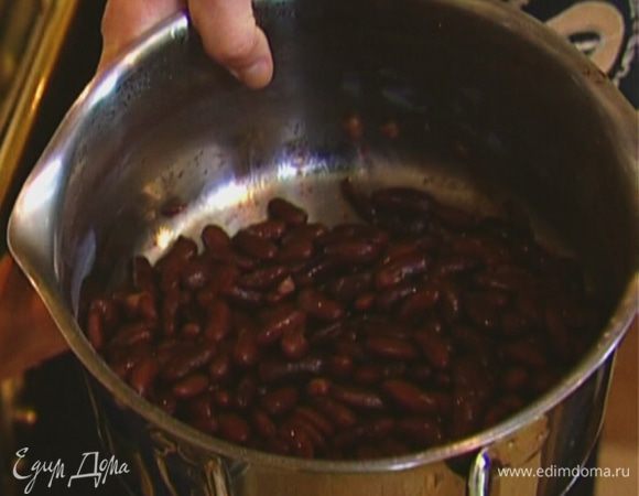 Фасоль замочить на несколько часов, а лучше на ночь, затем отварить согласно инструкции на упаковке. Воду слить и сохранить.