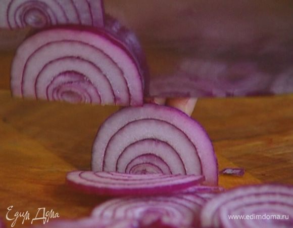 Красный лук почистить и нарезать тонкими полукольцами.
