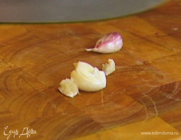 Чеснок почистить, раздавить плоской стороной ножа и мелко порубить.