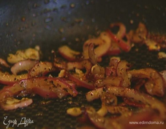 Разогреть в сковороде оливковое масло, выложить лук и чеснок, добавить прованские травы, перец чили, по щепотке соли и смеси перца. Обжарить лук с чесноком до золотистого цвета. 