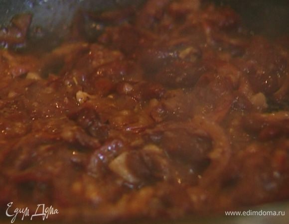 Выложить в сковороду с луком и чесноком готовую фасоль и часть ее слегка раздавить толкушкой, затем влить немного воды, в которой фасоль варилась, перемешать и выключить огонь.