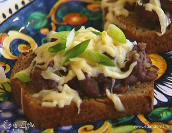 Зеленый лук мелко порубить и посыпать тосты.