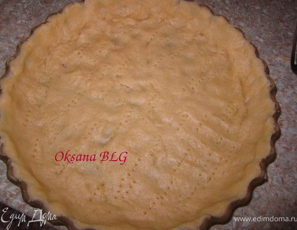 Тесто. Муку перетереть с сливочным масло, добавить соль, яйцо, замесить тесто.
Тесто выложить в форму. Поставить в духовку (180 градусов) на 5-10 минут.