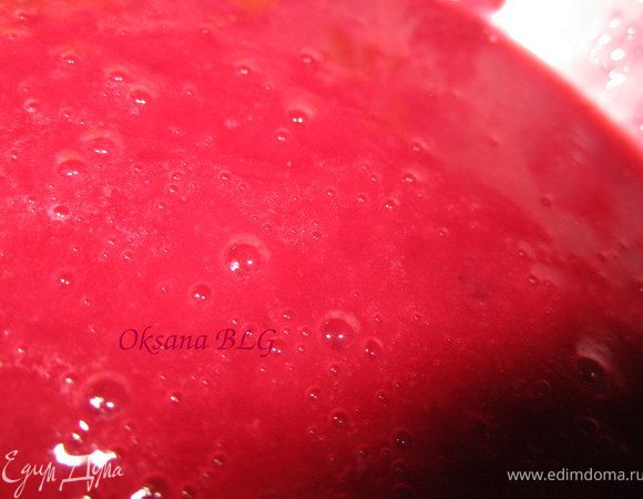 Малину перетереть через сито.