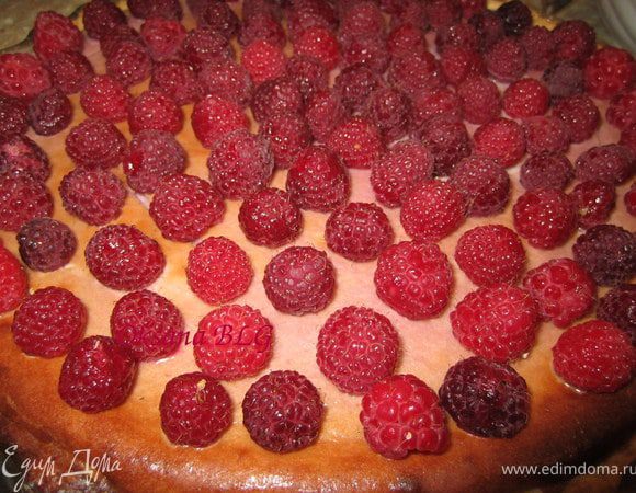 Украсить верх тарта малиной.