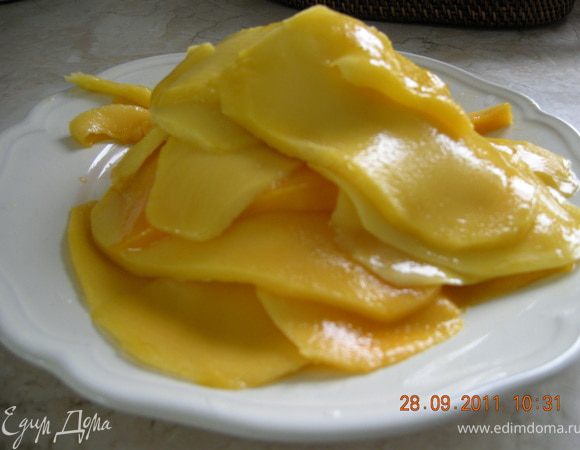Манго очистить и нарезать на тонкие дольки.