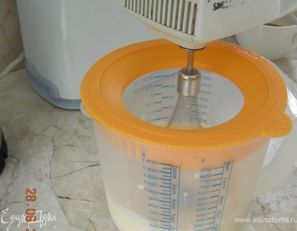 Сливки соединить со сгущенкой и взбить. Не надо добиваться "пиков" , крем должен быть жидковатым.